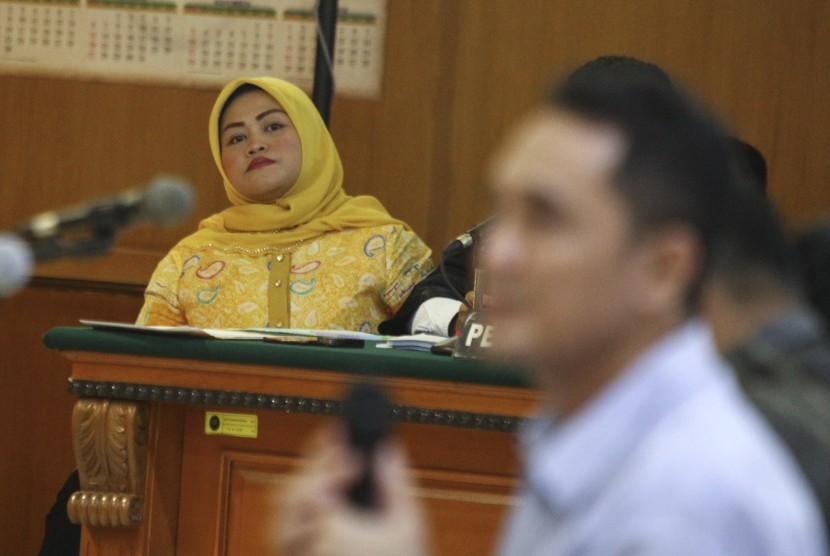Terdakwa kasus suap perizinan proyek Meikarta, Neneng Hassanah Yasin (kiri) mendengarkan keterangan sejumlah saksi dalam sidang lanjutan di Pengadilan Tipikor Bandung, Jawa Barat, Rabu (27/3/2019).