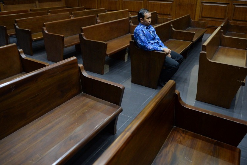 Terdakwa kasus suap perkara perdata yang ditangani PN Jakarta Selatan Tarmizi bersiap menjalani sidang pembacaan vonis di Pengadilan Tipikor, Jakarta, Senin (12/3). 