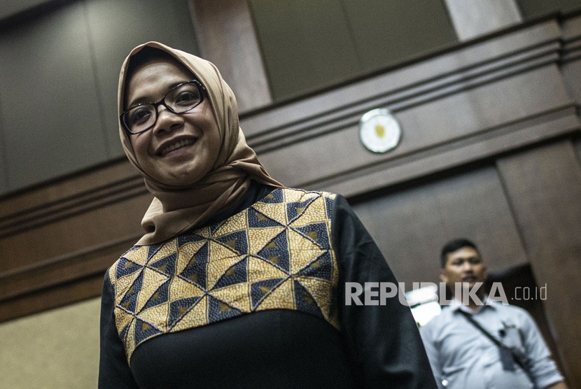 Terdakwa kasus suap PLTU Riau-1 Eni Maulani Saragih bersiap mengikuti sidang tuntutan, di Pengadilan Tipikor, Jakarta, Rabu (6/2/2019). 