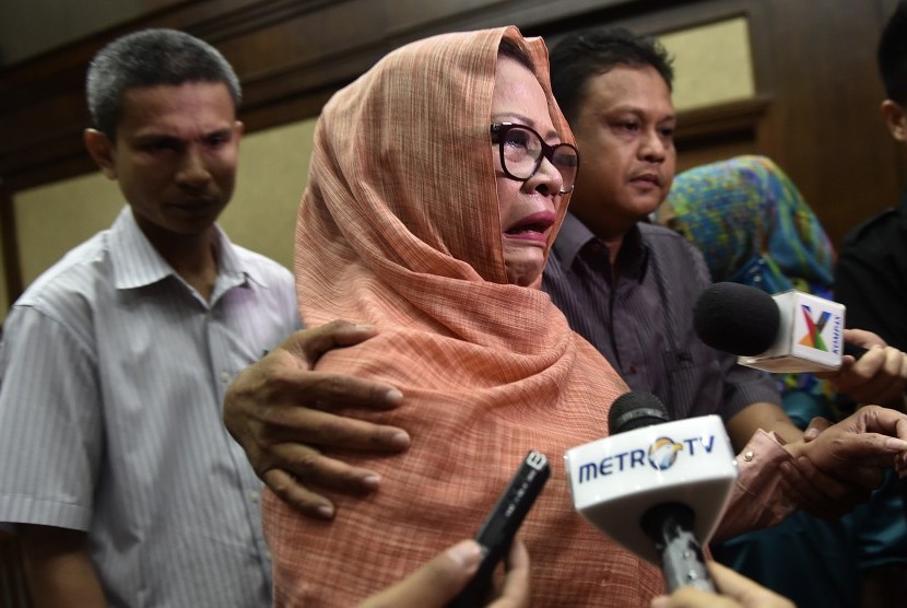 Terdakwa kasus suap proyek listrik di Kabupaten Deiyai Dewie Yasin Limpo (kedua kiri) menyampaikan tanggapan usai sidang dengan agenda pembacaan tuntutan di Pengadilan Tipikor, Jakarta, Senin (16/5).