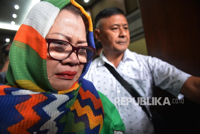 Dewie Yasin Limpo menangis usai menjalani sidang putusan di Pengadilan Tipikor, Jakarta, Senin (13/6).
