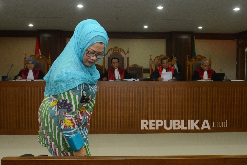 Terdakwa kasus suap proyek Pembangkit Listrik Tenaga Mikrohidro yang juga Mantan anggota DPR dari Fraksi Hanura Dewie Yasin Limpo menjalani sidang dengan agenda mendengarkan keterangan saksi di Pengadilan Tipikor, Jakarta, Senin (7/3).