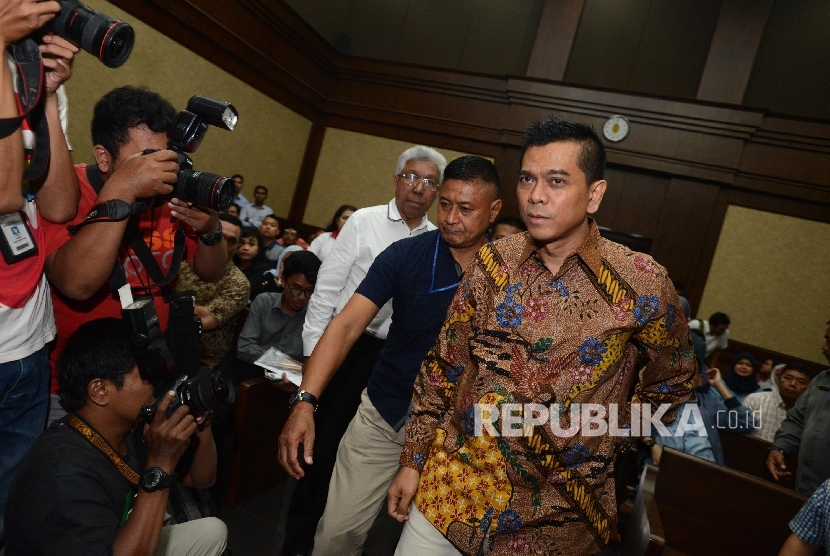  Terdakwa kasus suap Raperda Reklamasi Teluk Jakarta M. Sanusi memasuki ruangan untuk menjalani sidang dengan agenda pembacaan dakwaan di Pengadilan Tindak Pidana Korupsi (tipikor), Jakarta, Rabu (24/8).  (Republika/Raisan Al Farisi)