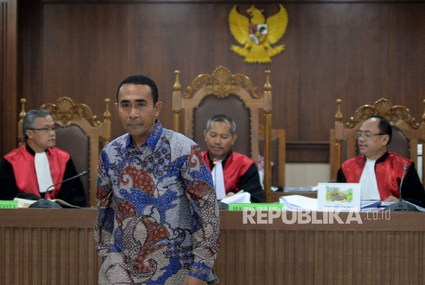 Terdakwa kasus suap sengketa pilkada yang melibatkan mantan Ketua Mahkamah Konstitusi Akil Mochtar, Bupati nonaktif Buton Samsu Umar menjalani sidang lanjutan di Pengadilan Tripikor, Jakarta, Rabu(13/9).