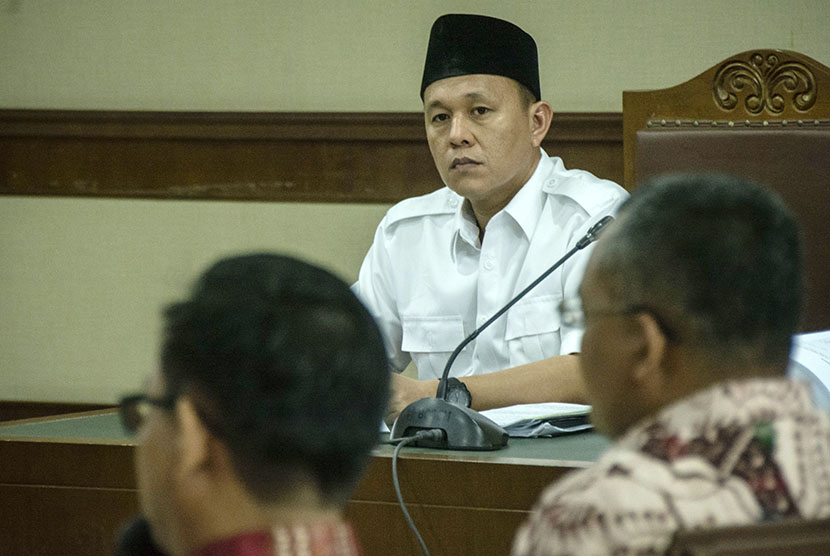 Terdakwa kasus suap Bupati nonaktif Lampung Tengah, Mustafa (tengah) 