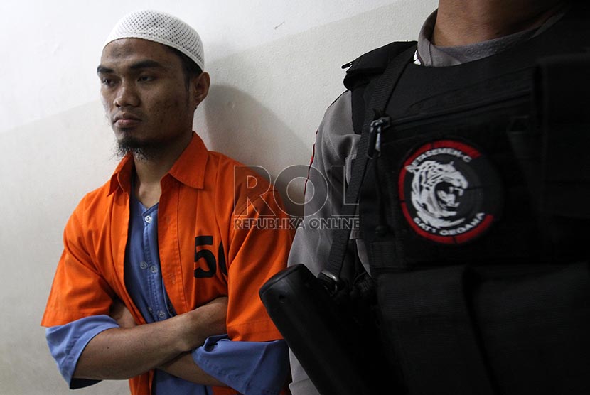 Terdakwa kasus teroris Poso, Amir dijaga petugas sebelum menjalani sidang lanjutan di Pengadilan Negeri Jakarta Timur, Rabu (19/2)