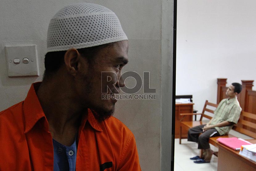 Terdakwa kasus teroris Poso, Amir (kiri), dan Fatih (kanan) saat menjalani sidang lanjutan di Pengadilan Negeri Jakarta Timur, Rabu (19/2).