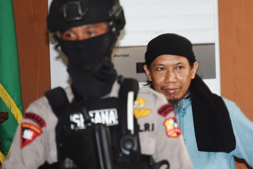 Terdakwa kasus terorisme Aman Abdurrahman (kanan) menjalani sidang pembacaan vonis di Pengadilan Negeri Jakarta Selatan, Jakarta, Jumat (22/6). 