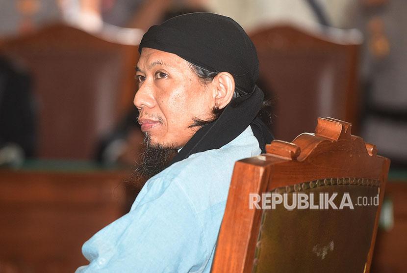 Terdakwa kasus terorisme Aman Abdurrahman menjalani sidang pembacaan vonis di Pengadilan Negeri Jakarta Selatan, Jakarta, Jumat (22/6).