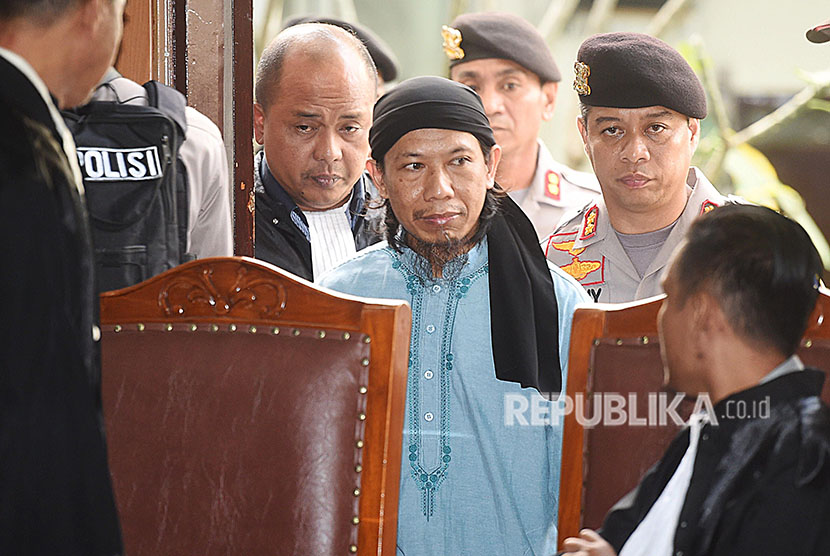 Terdakwa kasus terorisme Aman Abdurrahman (tengah) menjalani sidang pembacaan vonis di Pengadilan Negeri Jakarta Selatan, Jakarta, Jumat (22/6).
