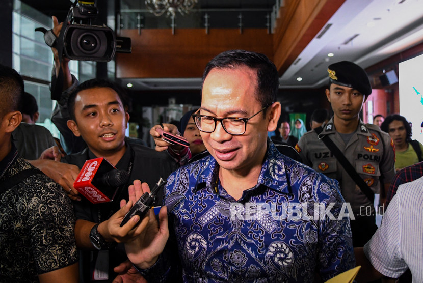 Terdakwa kasus tindak pidana pencucian uang dan korupsi Tubagus Chaeri Wardana (tengah) berjalan meninggalkan ruangan sidang di Pengadilan Tipikor, Jakarta, Kamis (12/3/2020).
