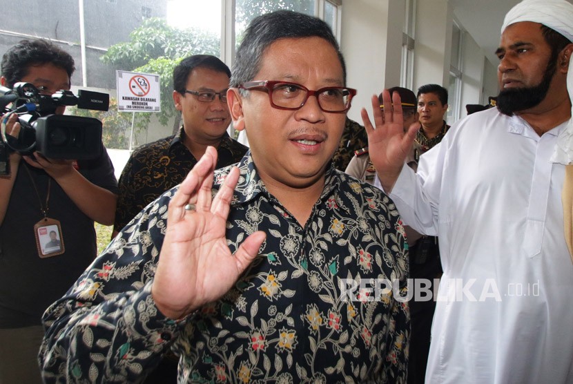 Terdakwa kasus ujaran kebencian Alfian Tanjung (kiri) mendengarkan kesaksian dari Sekretaris Jenderal Partai Demokrasi Indonesia Perjuangan Hasto Kristiyanto (kanan) saat menjalani sidang di Pengadilan Negeri Jakarta Pusat, Rabu (7/2). 