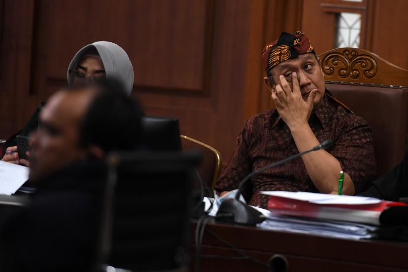Terdakwa kasus ujaran kebencian bermuatan SARA terkait kritik pemindahan Ibu Kota Negara (IKN) Edy Mulyadi (kanan).