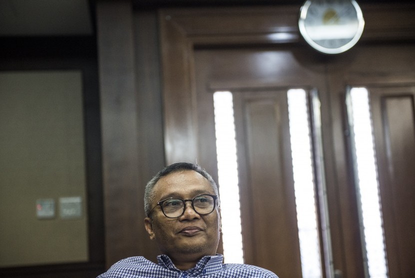 Terdakwa kasus uninterruptible power supply (UPS) Alex Usman menunggu di ruang sidang sebelum menjalani sidang putusan di PN Jakarta Pusat, Jakarta, Kamis (10/3). 