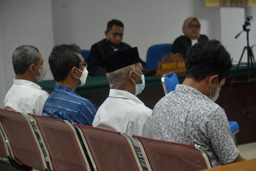Terdakwa Kepala Bidang Pembibitan dan Produksi Dinas Peternakan Aceh, Alimin Hasan (kedua kanan) bersama Pejabat Pelaksana Teknis Kegiatan (PPTK), Ichwan Perdana (kedua kiri) dan dua rekanan perusahaan pemenang tender mengikuti sidang dengan agenda pembacaan putusan majelis hakim di Pengadilan Tipikor Banda Aceh, Aceh, Selasa (7/6/2022). Dua terdakawa dari pejabat Dinas Peternakan Aceh, Alimin Hasan dan Ichwan Perdana serta dua rekanan pemenang tender CV Menara Company divonis bebas oleh majelis hakim setelah tidak terbukti melakukan tindak pidana korupsi dalam kasus pengadaan sebanyak 225 ekor sapi Bali tahun 2017 dengan anggaran sebesar Rp3,4 miliar.