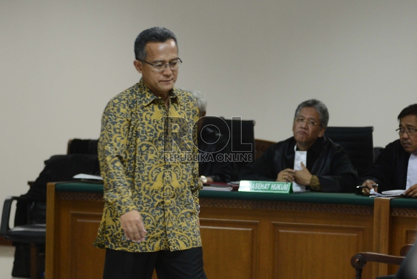 Terdakwa Ketua Hakim PTUN Medan nonaktif, Tripeni Irianto Putro menjalani sidang perdana dengan agenda pembacaan dakwaan di Pengadilan Tipikor, Jakarta, Kamis (8/10). 