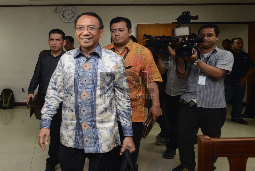  Terdakwa korupsi dan pemerasan di Kemenbudpar dan Kementerian ESDM, Jero Wacik memasuki ruang sidang untuk menjalani sidang lanjutan dengan agenda pembacaan putusan sela di Pengadilan Tipikor, Jakarta, Selasa (6/10).