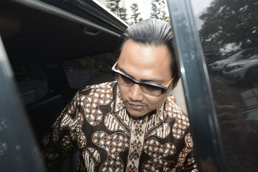 Terdakwa korupsi pengadaan videotron di Kementerian Koperasi dan UKM Riefan Avrian, meninggalkan gedung Pengadilan Tindak Pidana Korupsi, Jakarta Selatan, usai sidang tuntutan, Kamis (4/12).