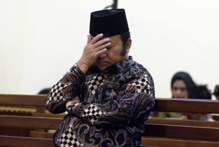 Terdakwa korupsi proyek Dinas PUPR Lampung Selatan Zainudin Hasan menjalani sidang pembacaan putusan di Pengadilan Tipikor, Bandar Lampung, Lampung, Kamis (25/4/2019). 
