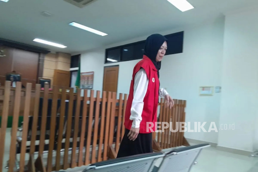 Terdakwa LA yang mengaku sebagai anggota Grup A Paspampres di PN Serang, Banten, Senin (20/5/2025)..