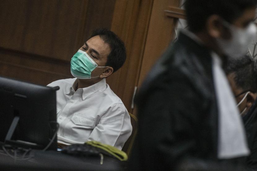 Terdakwa mantan anggota DPR Azis Syamsuddin (kiri) mengikuti sidang lanjutan kasus dugaan suap kepada mantan penyidik KPK AKP Stepanus Robin Pattuju di Pengadilan Tipikor, Jakarta, Kamis (6/1/2022). Sidang tersebut beragendakan mendengarkan keterangan saksi a de charge.