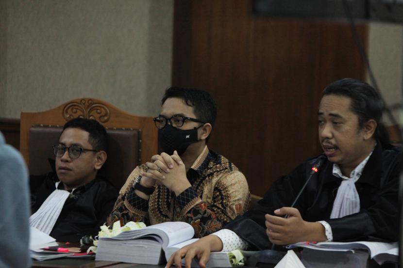 Terdakwa mantan Direktur Jenderal Bina Keuangan Daerah Kementerian Dalam Negeri Mochamad Ardian Noervianto (tengah) menyimak keterangan saksi dalam sidang lanjutan kasusnya di Pengadilan Tipikor, Jakarta, Kamis (7/7/2022). Dalam sidang tersebut Jaksa penuntut umum (JPU) Komisi Pemberantasan Korupsi (KPK) menghadirkan enam saksi yang sebelumnya Mochamad Ardian Noervianto didakwa mendapatkan suap sebesar Rp1,5 miliar dan Kepala Dinas Lingkungan Hidup Kabupaten Muna La Ode M Syukur Akbar yang mendapat suap senilai Rp175 juta dari Bupati Kolaka Timur non-aktif Andi Merya dan dan LM Rusdianto Emba terkait persetujuan dana pinjaman Pemulihan Ekonomi Nasional (PEN) untuk kabupaten Kolaka Timur tahun 2021.