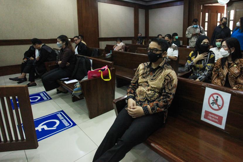 Terdakwa mantan Direktur Jenderal Bina Keuangan Daerah Kementerian Dalam Negeri Mochamad Ardian Noervianto (tengah) menunggu saat akan mengikuti sidang lanjutan kasusnya di Pengadilan Tipikor, Jakarta, Kamis (7/7/2022). Dalam sidang tersebut Jaksa penuntut umum (JPU) pada Komisi Pemberantasan Korupsi (KPK) menghadirkan enam saksi yang sebelumnya Mochamad Ardian Noervianto didakwa mendapatkan suap sebesar Rp1,5 miliar dan Kepala Dinas Lingkungan Hidup Kabupaten Muna La Ode M Syukur Akbar yang mendapat suap senilai Rp175 juta dari Bupati Kolaka Timur non-aktif Andi Merya dan dan LM Rusdianto Emba terkait persetujuan dana pinjaman Pemulihan Ekonomi Nasional (PEN) untuk kabupaten Kolaka Timur tahun 2021.