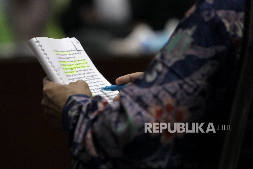 Terdakwa mantan Dirjen Kependudukan dan Pencatatan Sipil Kementerian Dalam Negeri, Irman dan Direktur Pengelolaan Informasi Administrasi Kependudukan Dirjen Kependudukan dan Pencatatan Sipil Kemendagri Sugiharto menjalani sidang perdana kasus dugaan Korups