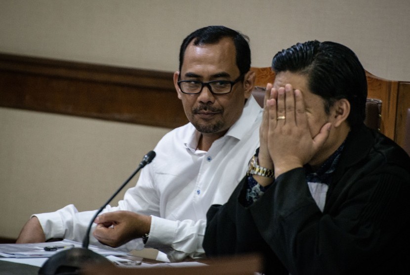 Terdakwa mantan Kepala Kantor Wilayah Kemenag Provinsi Jawa Timur Haris Hasanuddin (kiri)