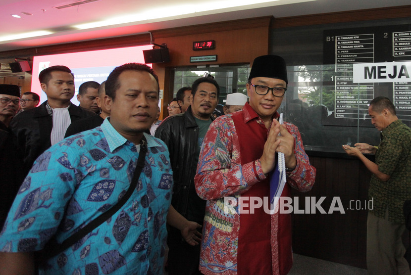 Terdakwa Mantan Menteri Pemuda dan Olahraga (Menpora) Imam Nahrawi (kanan) bersiap menjalani sidang pembacaan dakwaan di Pengadilan Tipikor, Jakarta, Jumat (14/2/2020).