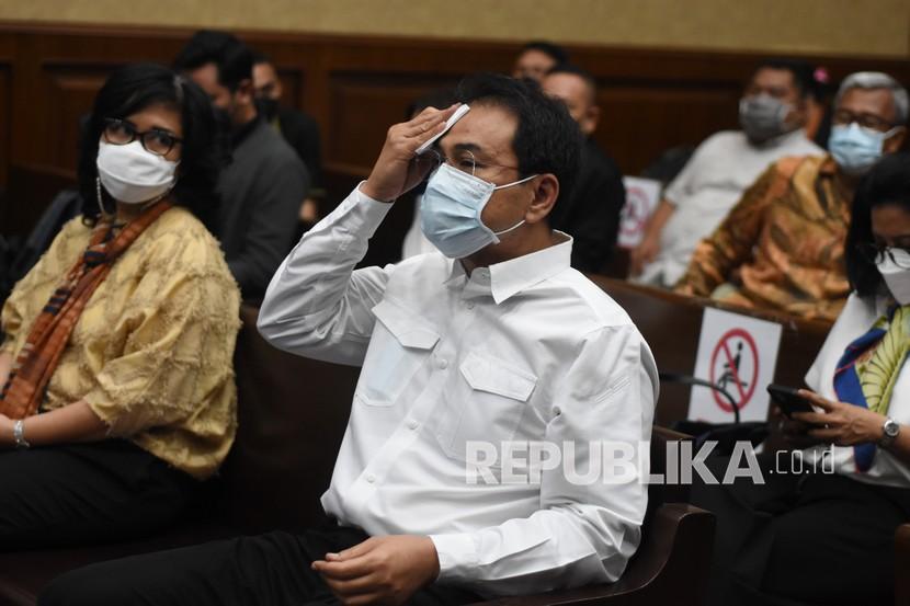 Terdakwa mantan Wakil Ketua DPR Azis Syamsuddin (tengah) menunggu dimulainya sidang putusan kasus suap kepada mantan penyidik KPK AKP Stepanus Robin Pattuju untuk pengurusan perkara Dana Alokasi Khusus (DAK) Lampung Tengah, di Pengadilan Tipikor, Jakarta, Senin (14/2/2022). Sidang yang beragenda pembacaan putusan tersebut ditunda akibat ketua majelis hakim terpapar COVID-19, dan akan dilanjutkan kembali pada Kamis (17/2). 