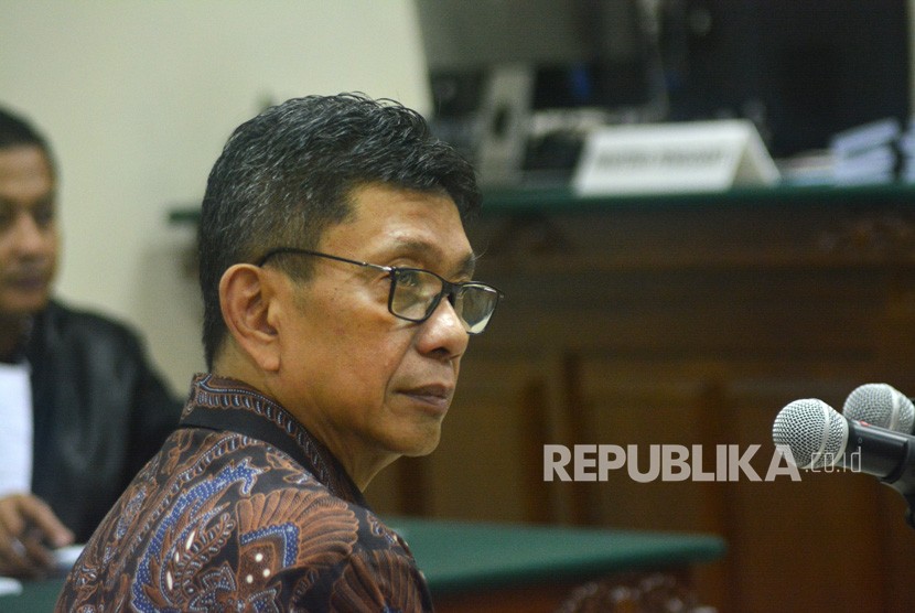 Terdakwa mantan Wali Kota Batu Eddy Rumpoko saat menjalani sidang perdana kasus korupsi proyek di Batu di Pengadilan Tindak Pidana Korupsi (Tipikor) Surabaya di Juanda Sidoarjo, Jawa Timur, Jumat (2/2).