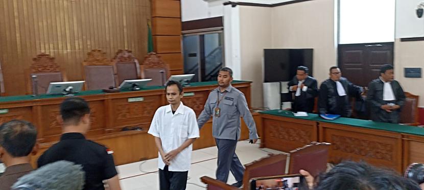 Terdakwa pembunuh empat anak kandungnya, Panca Darmansyah (kemeja putih) mengikuti sidang pembacaan putusan di Pengadilan Negeri Jakarta Selatan (PN Jaksel) pada Selasa (17/9/2024).