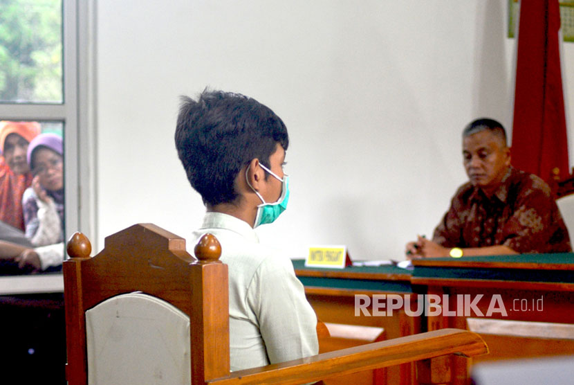 Terdakwa pembunuhan, RA yang masih berusia 16 tahun mengikuti sidang terbuka putusan pembunuhan terhadap korban WB berusia 10 tahun dan ID 11 tahun di Pengadilan Negeri Kota Tasikmalaya, Jawa Barat, Kamis (3/8).