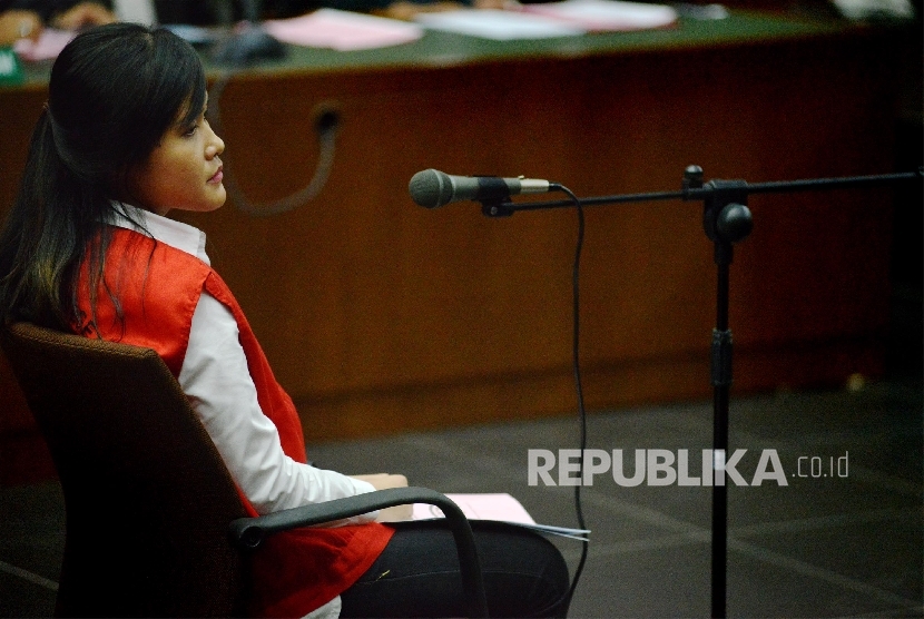 Terdakwa pembunuhan terhadap Wayan Mirna Salihin, Jessica Kumala Wongso menjalani sidang 