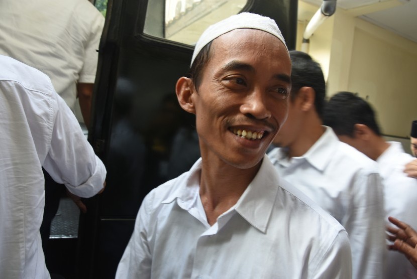 Terdakwa pemimpin Koperasi Simpan Pinjam (KSP) Pandawa Mandiri Group Salman Nuryanto, dibawa menuju mobil tahanan usai menjalani sidang dengan agenda putusan sela atas eksepsi terdakwa di Pengadilan Negeri Depok, Jawa Barat, Kamis (7/9). 
