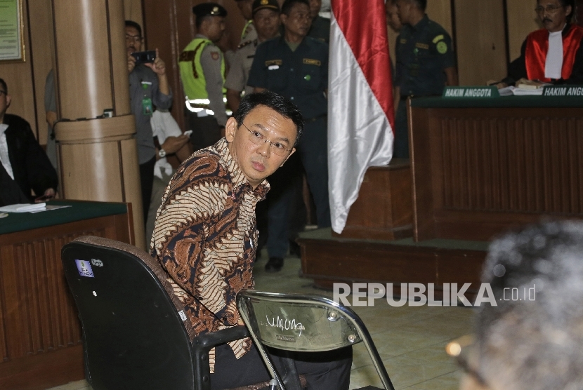   Terdakwa penistaan agama, Basuki Tjahaja Purnama menjalani sidang perdana di Pengadilan Negeri Jakarta Utara, Selasa, (13/12).