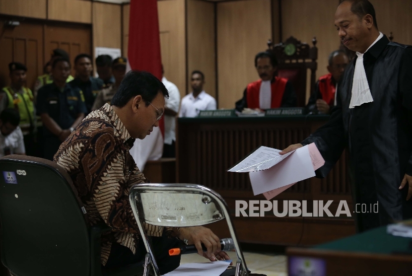   Terdakwa penistaan agama, Basuki Tjahaja Purnama menjalani sidang perdana di Pengadilan Negeri Jakarta Utara, Selasa, (13/12).