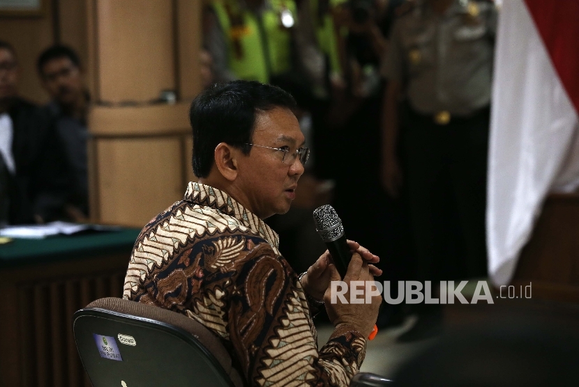  Terdakwa penistaan agama, Basuki Tjahaja Purnama menjalani sidang perdana di Pengadilan Negeri Jakarta Utara, Selasa, (13/12).