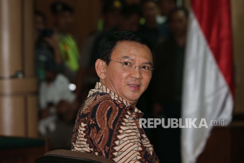  Terdakwa penistaan agama, Basuki Tjahaja Purnama menjalani sidang perdana di Pengadilan Negeri Jakarta Utara, Selasa, (13/12).