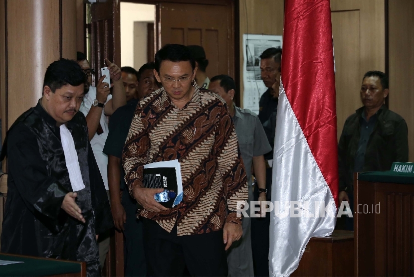 Terdakwa penistaan agama, Basuki Tjahaja Purnama menjalani sidang perdana di Pengadilan Negeri Jakarta Utara, Selasa, (13/12).