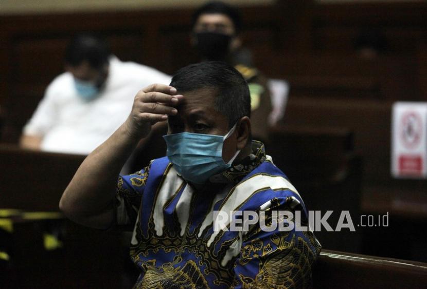 Terdakwa perantara suap Djoko Tjandra, Tommy Sumardi (tengah) menjalani sidang dengan agenda pembacaan Tuntutan di Pengadilan Tipikor, Jakarta, Selasa (15/12/2020). Jaksa Penuntut Umum menuntut Tommy Sumardi dengan hukuman 1 tahun 6 bulan penjara oleh jaksa penuntut umum. Jaksa menilai Tommy terbukti bersalah bersama Djoko Tjandra menyuap dua jenderal polisi.