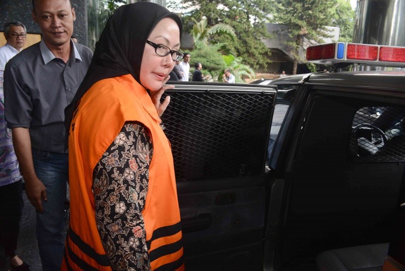 Terdakwa perkara dugaan korupsi terkait pengurusan perkara sengketa Pilkada Lebak di Mahkamah Konstitusi (MK), Ratu Atut Chosiyah berjalan meninggalkan Pengadilan Tipikor, Jakarta, Kamis (17/7).