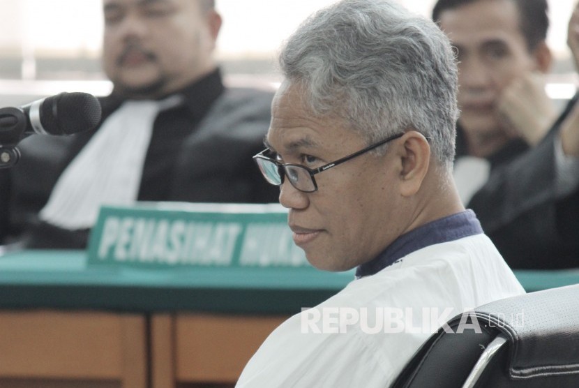 Terdakwa perkara pelanggaran Undang-undang Informasi dan Transaksi Elektronik (UU ITE) Buni Yani menyimak pembacaan tuntutan oleh Jaksa Penuntut Umum (JPU) di Gedung Arsip Kota Bandung, Selasa (3/10).