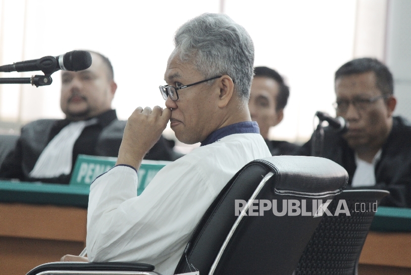 Terdakwa perkara pelanggaran Undang-undang Informasi dan Transaksi Elektronik (UU ITE) Buni Yani menyimak pembacaan tuntutan oleh Jaksa Penuntut Umum (JPU) di Gedung Arsip Kota Bandung, Selasa (3/10). 