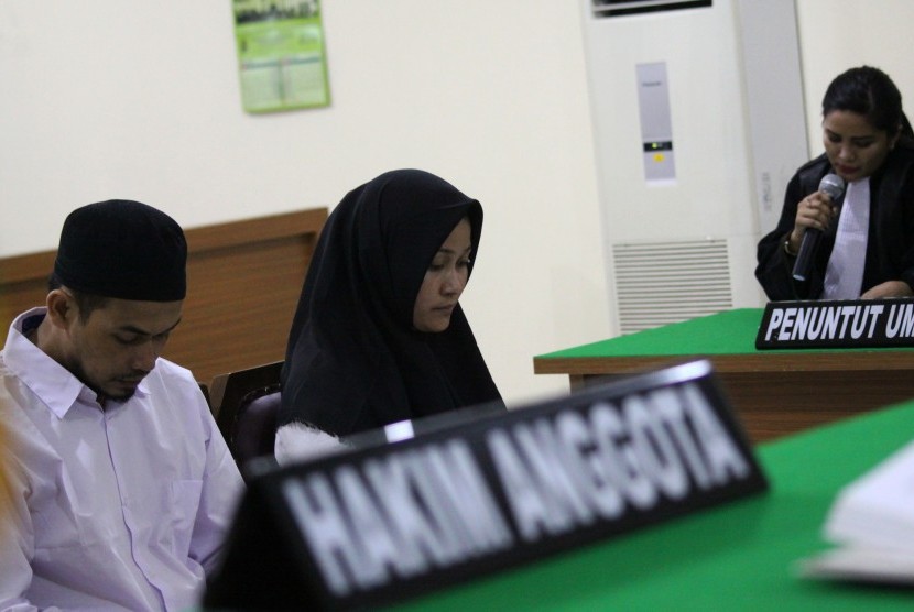 Terdakwa produsen vaksin palsu pasangan suami dan istri, Hidayat Taufiqurahman (kiri) dan Rita Agustina (tengah) menjalani sidang perdana dengan agenda pembacaan dakwaan di Pengadilan Negeri Bekasi, Kota Bekasi, Jawa Barat, Jumat (11/11). 