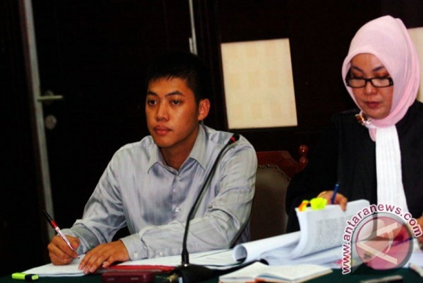 Terdakwa Rasyid Rajasa (kiri), didampingi pengacaranya mendengarkan keterangan saksi saat mengikuti sidang dengan agenda mendengarkan saksi di Pengadilan Negeri Jakarta Timur, Jakarta, Senin (18/2). 