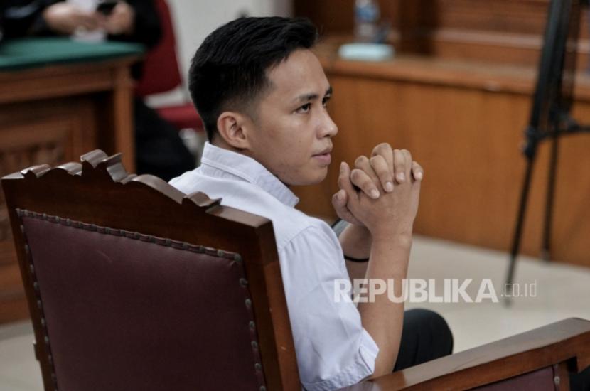 Terdakwa Richard Eliezer saat menjalani sidang vonis dalam kasus dugaan pembunuhan berencana terhadap Brigadir J, di Pengadilan Negeri Jakarta Selatan, Rabu (15/2/2023). Majelis hakim menjatuhkan hukuman kepada terdakwa Richard Eliezer penjara selama 1 tahun 6 bulan atau lebih ringan dari tuntutan jaksa penunutut umum sebelumnya yakni penjara 12 tahun.