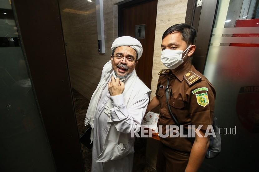 Terdakwa Rizieq Shihab (kiri) memasuki gedung Bareskrim Polri usai menjalani sidang tuntutan di Jakarta, Kamis (3/6/2021). Pada sidang tersebut JPU menuntut Rizieq Shihab pidana penjara selama enam tahun untuk kasus tes usap RS UMMI, Bogor. 