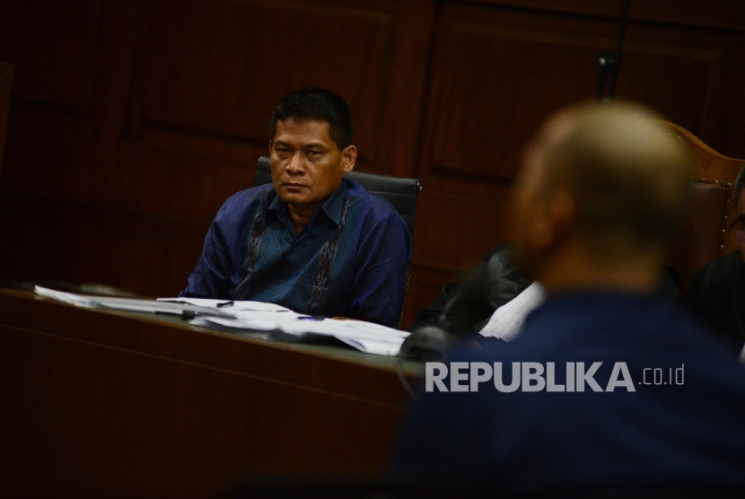   Terdakwa suap di Pengadilan Jakarta Utara, Rohadi mendengarkan keterangan Terpidana kasus pencabulan Saipul Jamil saat menjalani sidang dengan agenda mendengarkan keterangan saksi di Pengadilan Tindak Pidana Korupsi (Tipikor), Jakarta, Senin (3/10). 